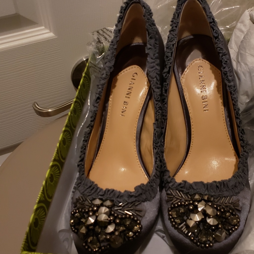 NIB Gianna Bini Ceylon (gray) colored Platforms